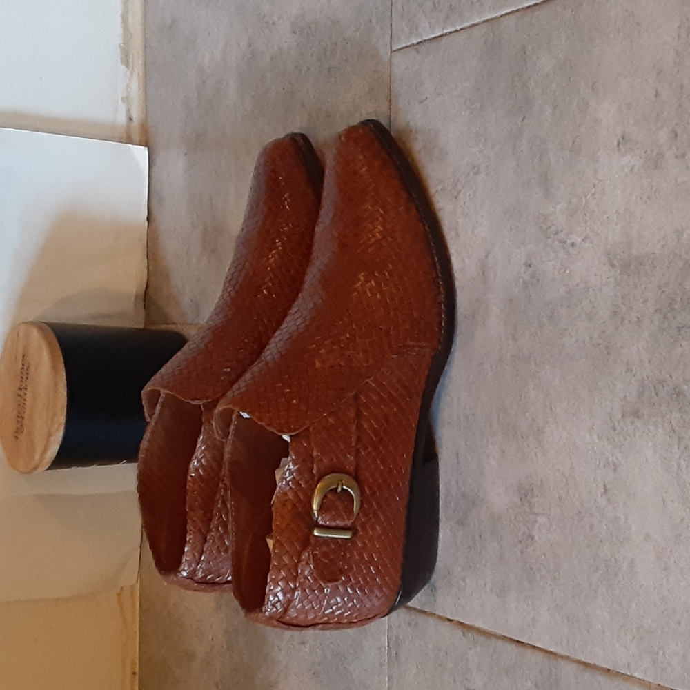 COLE  .HAAN SIZE  8